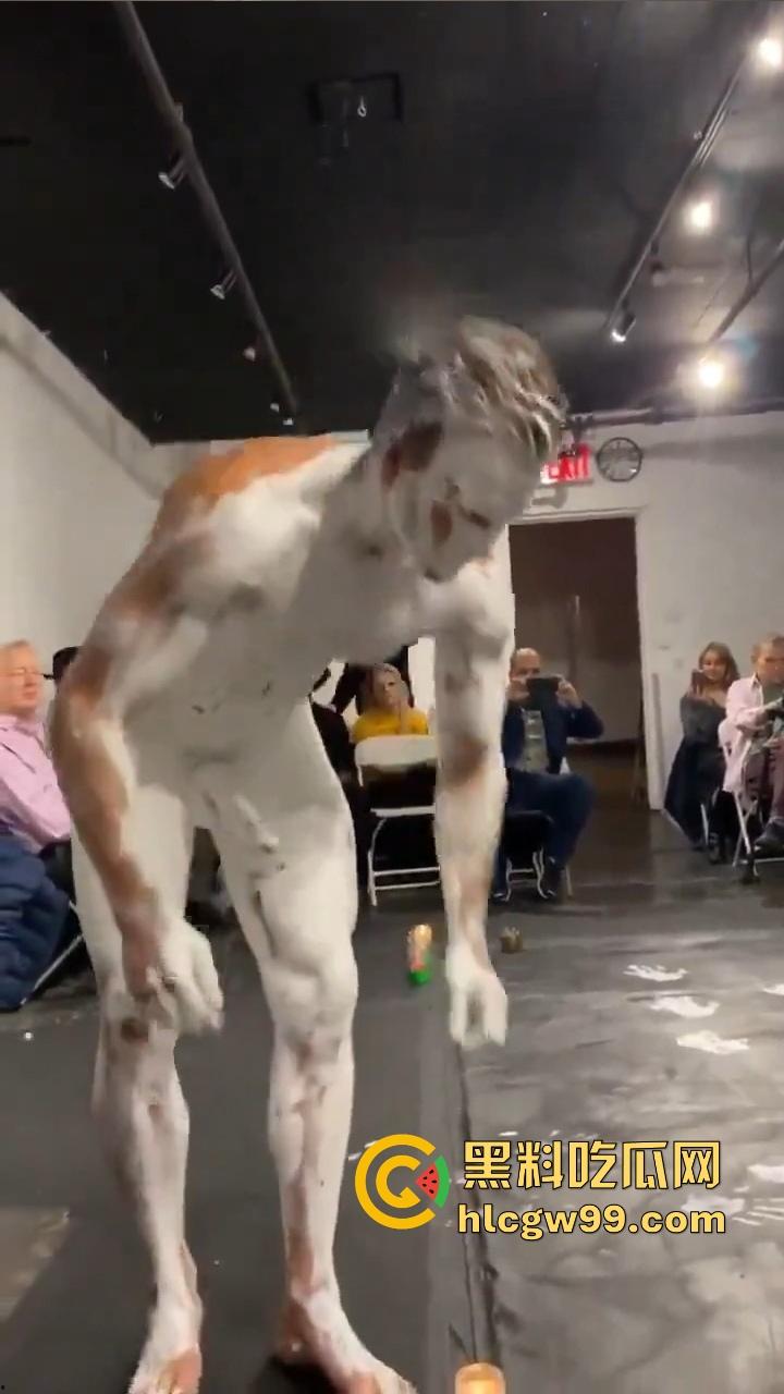 法国艺术圈离谱新高度,16cm大屌男全裸涂满白色液体,用身体狂甩颜料,玩的是真抽象人体艺术?-11