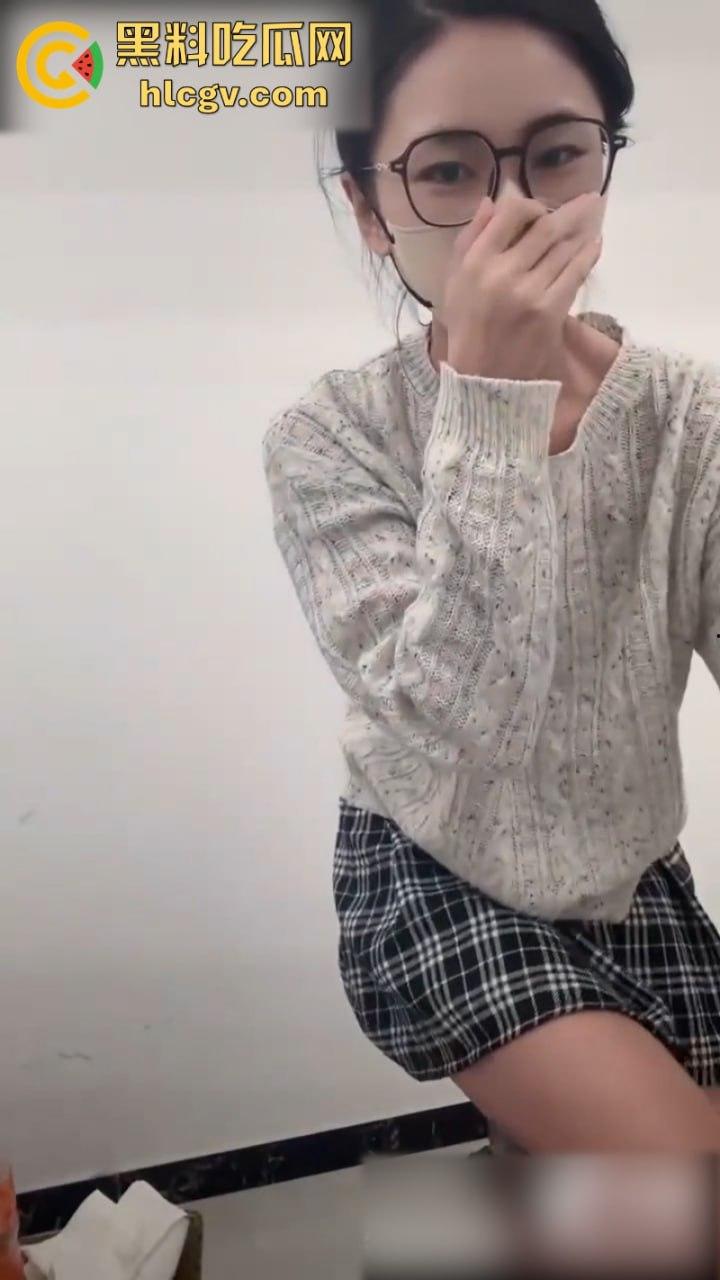 女主播【娇娇】真空献逼示范自动肉棒单车 淫水白浆直播间秒封禁