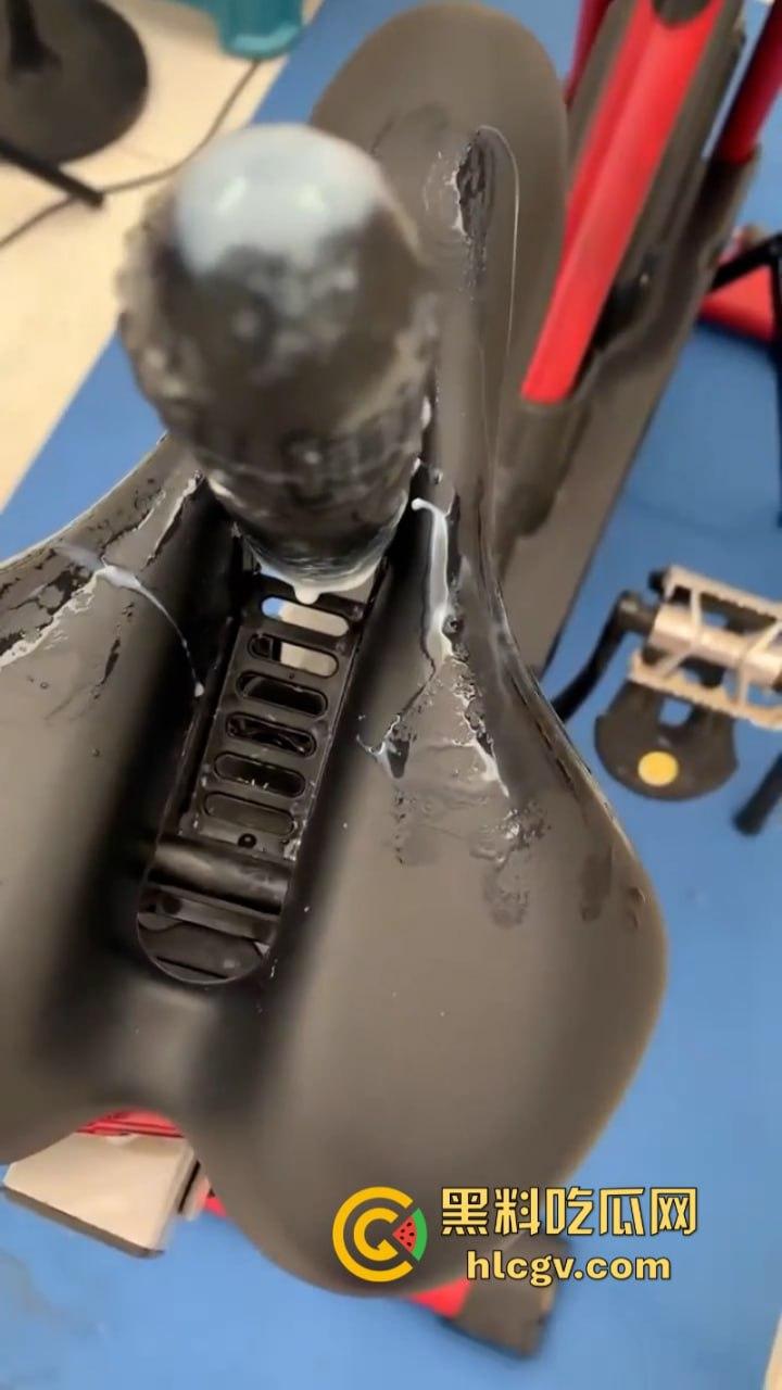 女主播【娇娇】真空献逼示范自动肉棒单车 淫水白浆直播间秒封禁-8