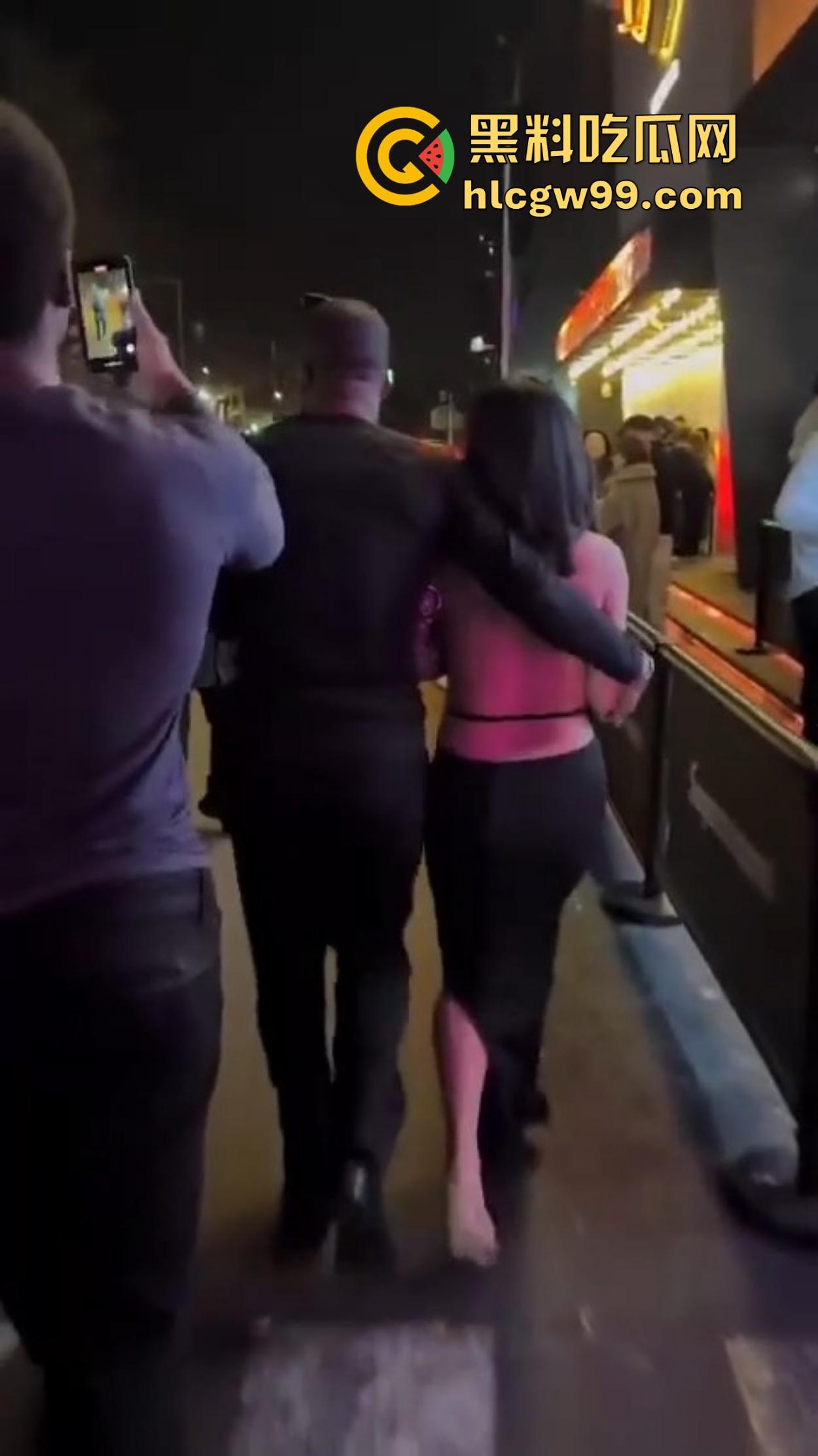 肤色不是问题，酒吧ezgirl女孩最爱吃巧克力鸡巴，巴西牛排逼免费送操，还能无套一发到底！