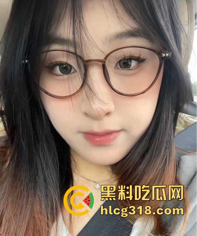 湘潭大学反差学姐【潘玲玲】情侣私拍曝光,超美眼镜妹化身深喉女王,巨乳肥臀花式调教诱惑感拉满!-2