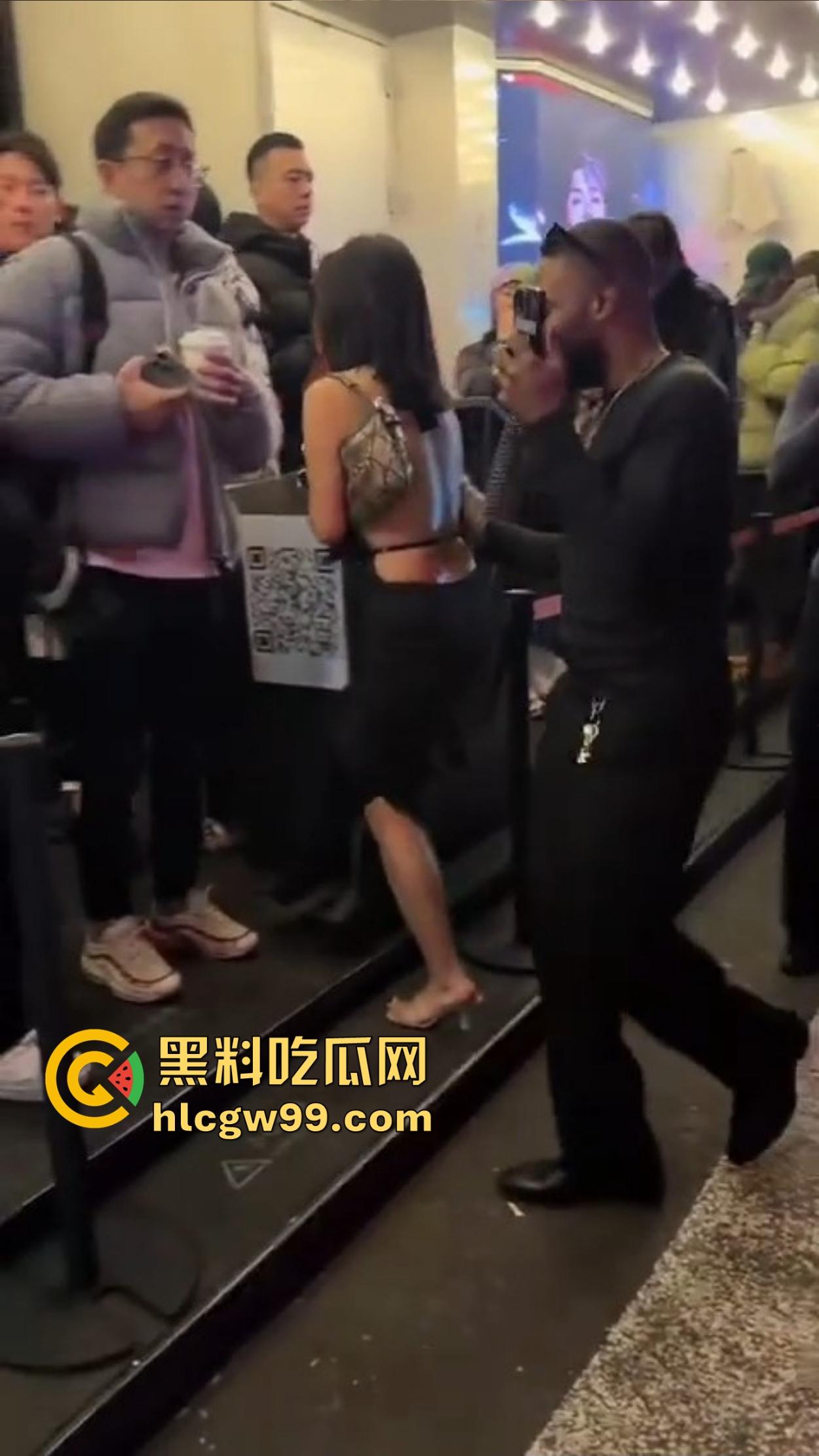 肤色不是问题，酒吧ezgirl女孩最爱吃巧克力鸡巴，巴西牛排逼免费送操，还能无套一发到底！-9