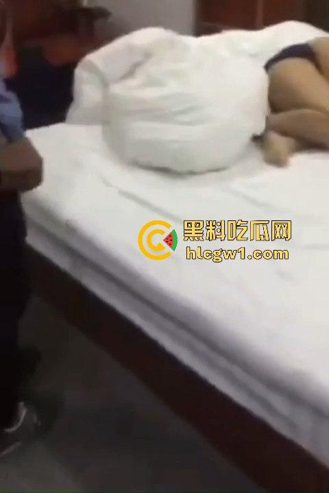 男子带兄弟上门捉奸,一群人踹门而入狂揍情夫,捉奸现场惨到小三男的直接哭出声!-3