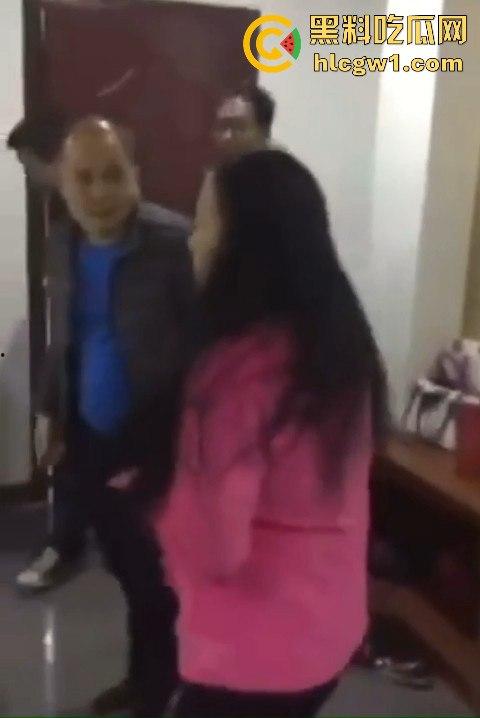 男子带兄弟上门捉奸,一群人踹门而入狂揍情夫,捉奸现场惨到小三男的直接哭出声!-6