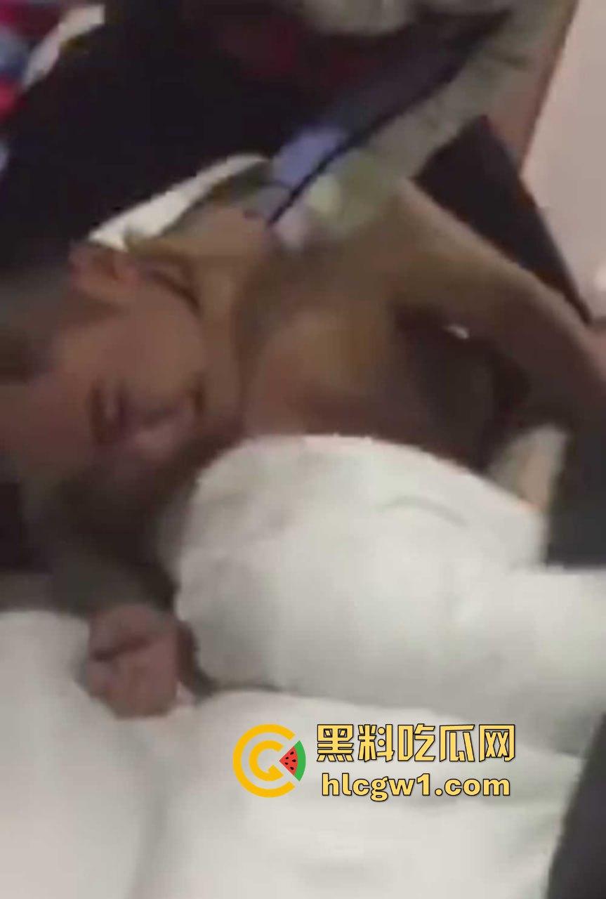 男子带兄弟上门捉奸,一群人踹门而入狂揍情夫,捉奸现场惨到小三男的直接哭出声!-7