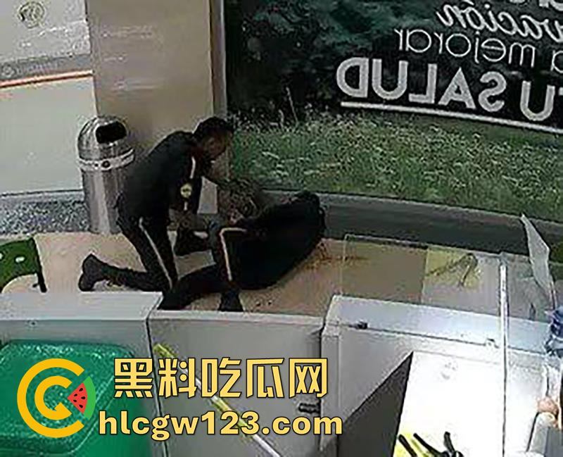 美国黑帮火拼现场，果茶店监控拍下画面，双方见面开枪对射，黑哥伏地射击最终被当场击毙！-5