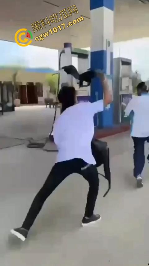 血流如注!越南青年绝地反击,刀刃直捅霸凌者脸颊,鲜血狂涌喷出,震惊全场!-2