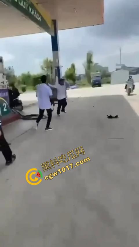 血流如注!越南青年绝地反击,刀刃直捅霸凌者脸颊,鲜血狂涌喷出,震惊全场!-3