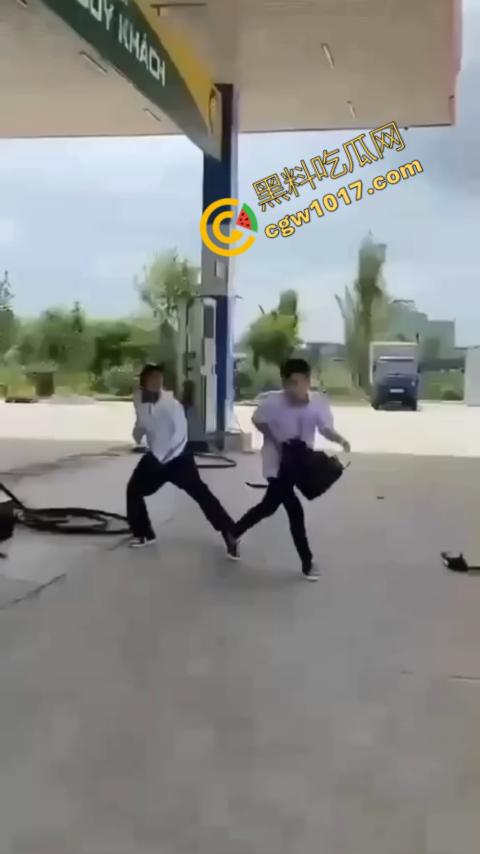 血流如注!越南青年绝地反击,刀刃直捅霸凌者脸颊,鲜血狂涌喷出,震惊全场!-4