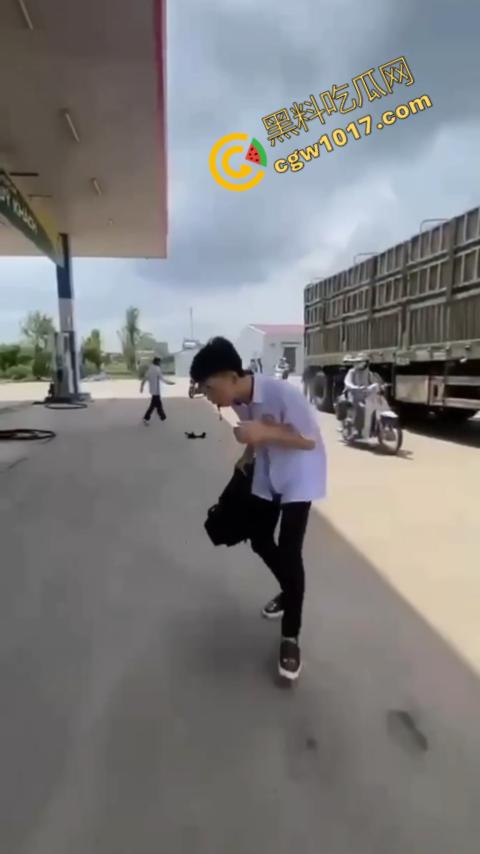 血流如注!越南青年绝地反击,刀刃直捅霸凌者脸颊,鲜血狂涌喷出,震惊全场!-5