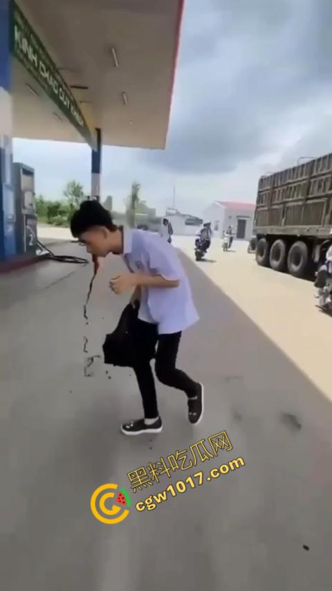 血流如注!越南青年绝地反击,刀刃直捅霸凌者脸颊,鲜血狂涌喷出,震惊全场!-6