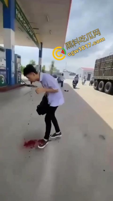 血流如注!越南青年绝地反击,刀刃直捅霸凌者脸颊,鲜血狂涌喷出,震惊全场!-7