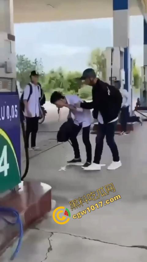 血流如注!越南青年绝地反击,刀刃直捅霸凌者脸颊,鲜血狂涌喷出,震惊全场!-8