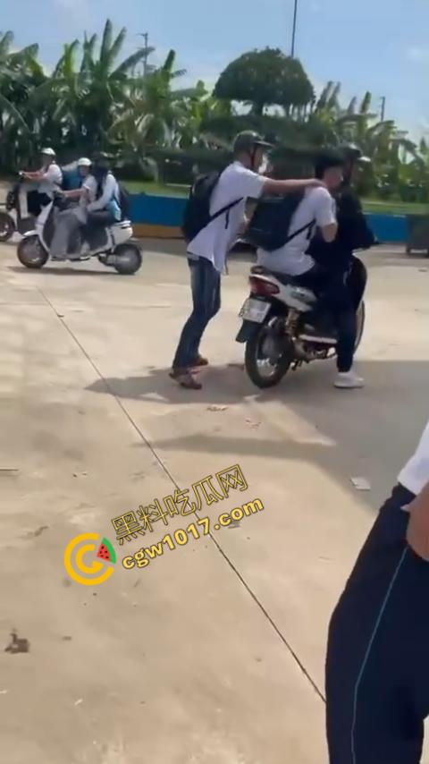 血流如注!越南青年绝地反击,刀刃直捅霸凌者脸颊,鲜血狂涌喷出,震惊全场!-10