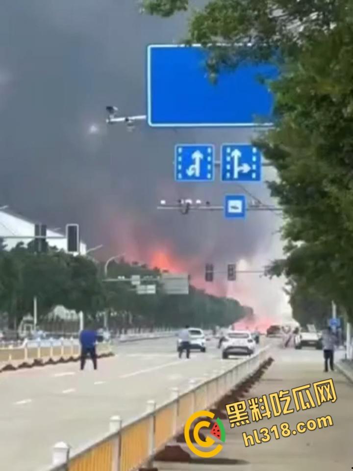 福清厂房大火黑烟吞没半城，黑烟冲天形势严峻，消防硬汉玩命压火硬刚，黑烟抢救零伤亡！-8