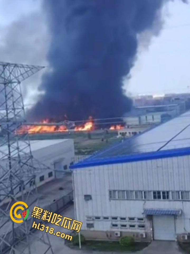 福清厂房大火黑烟吞没半城，黑烟冲天形势严峻，消防硬汉玩命压火硬刚，黑烟抢救零伤亡！-10