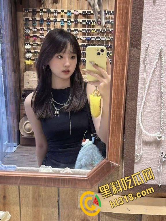 湖北经济学院【李媛媛】,大尺度自拍黑丝白丝自慰,蕾丝JK道具狂插骚逼,谁不想干嫩嫩小妹妹 !-1