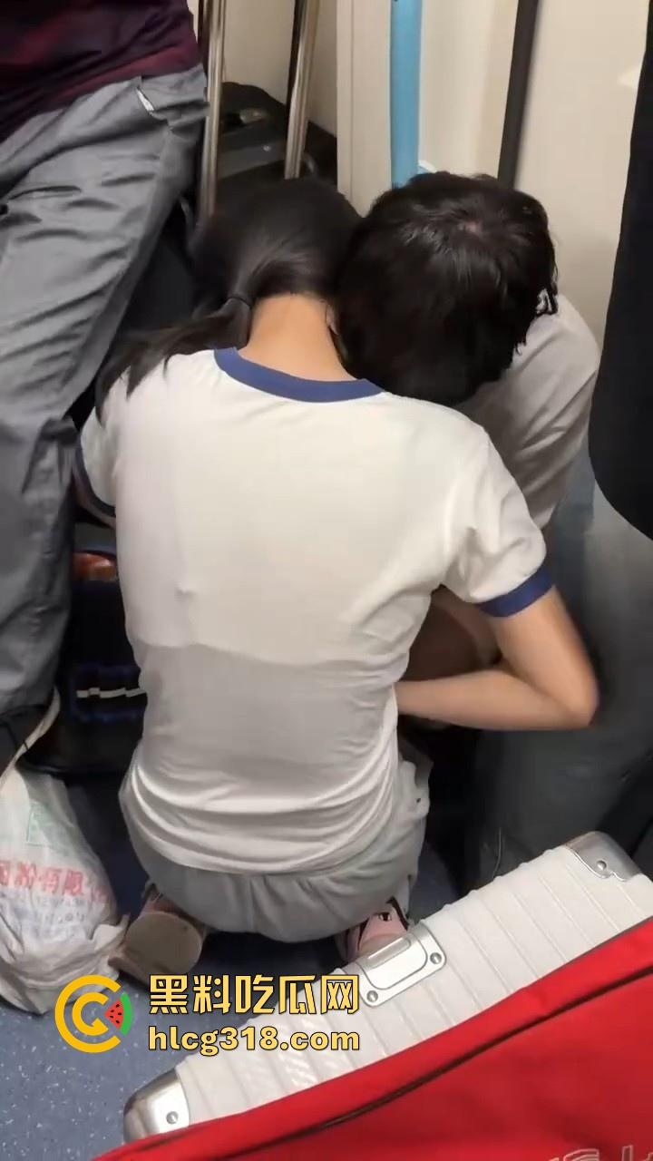 上海地铁小情侣当众热吻打飞机,激情缠绵旁若无人,看来是饥渴,都快现场做起来了!-1