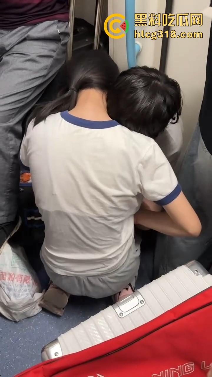 上海地铁小情侣当众热吻打飞机,激情缠绵旁若无人,看来是饥渴,都快现场做起来了!-2