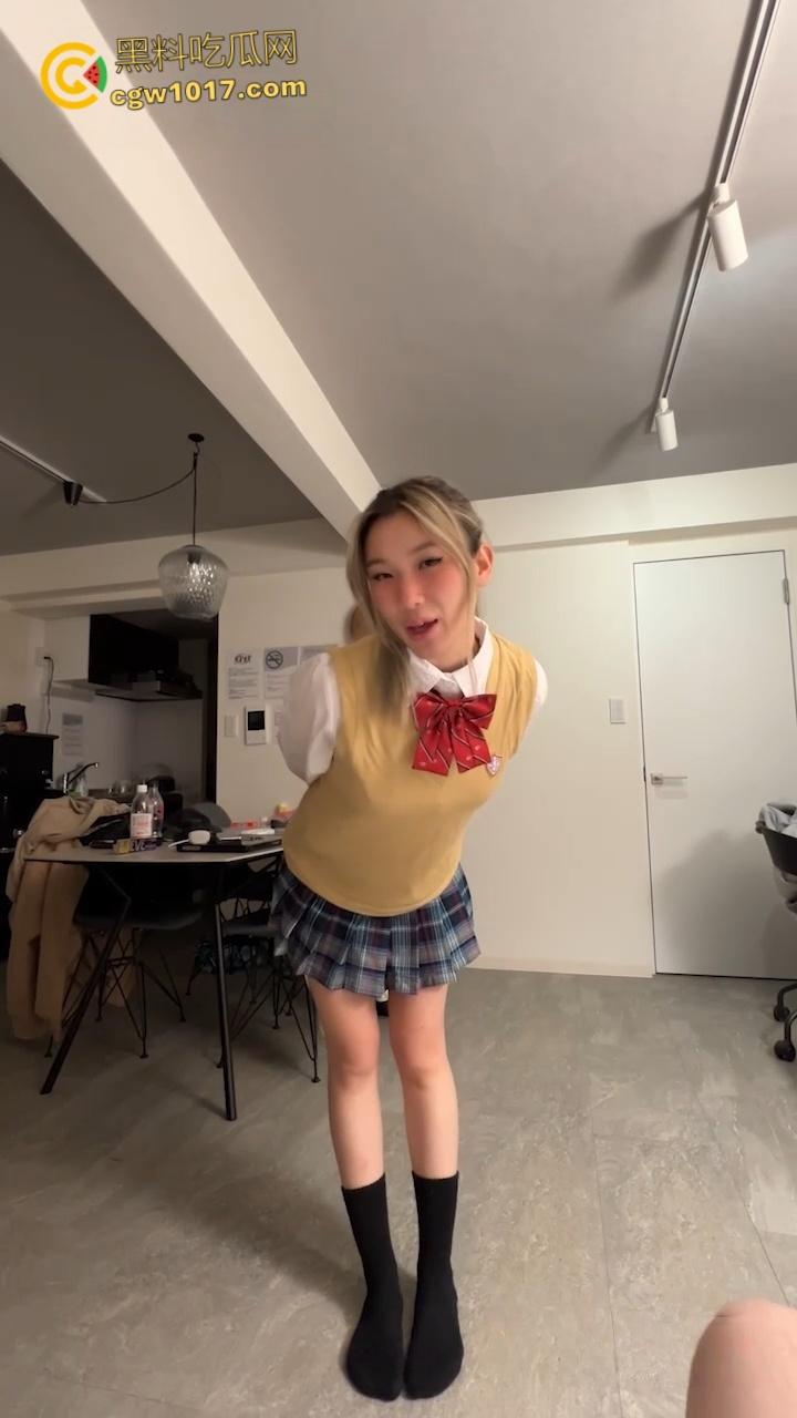 欧美高颜值网红【Lillienue】，JK制服巨乳脱衣揉奶，跪地深喉口交，飞机杯撸管榨精，闭眼享受口爆吞精！