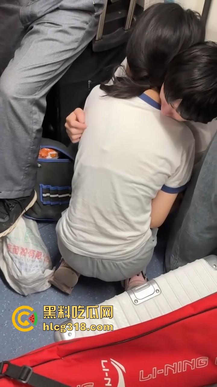 上海地铁小情侣当众热吻打飞机,激情缠绵旁若无人,看来是饥渴,都快现场做起来了!-5