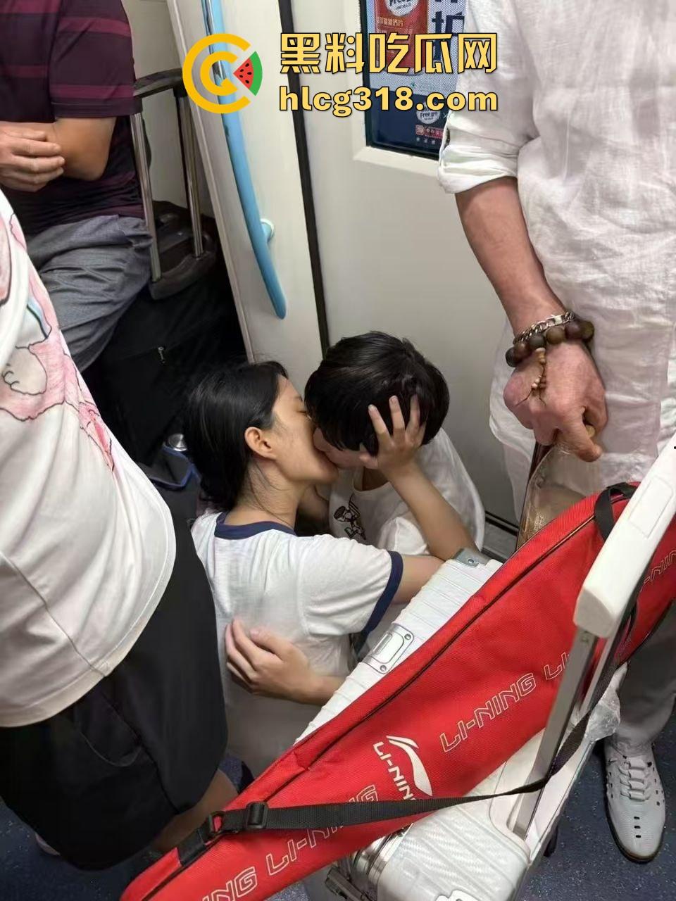 上海地铁小情侣当众热吻打飞机,激情缠绵旁若无人,看来是饥渴,都快现场做起来了!-8