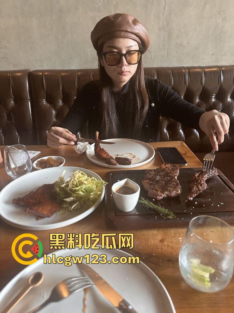 清纯肥臀反差学生妹，广东师范大学【刘文静】，酒店约炮秒变母狗，肥臀在猛烈抽插下淫水四溢！