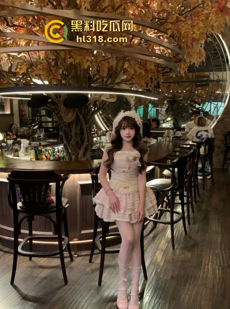 小情侣在公共卫生间内忘我缠绵,激起互舔,毫不知情头顶摄像头正在偷录,拍得比电影还清晰!-1