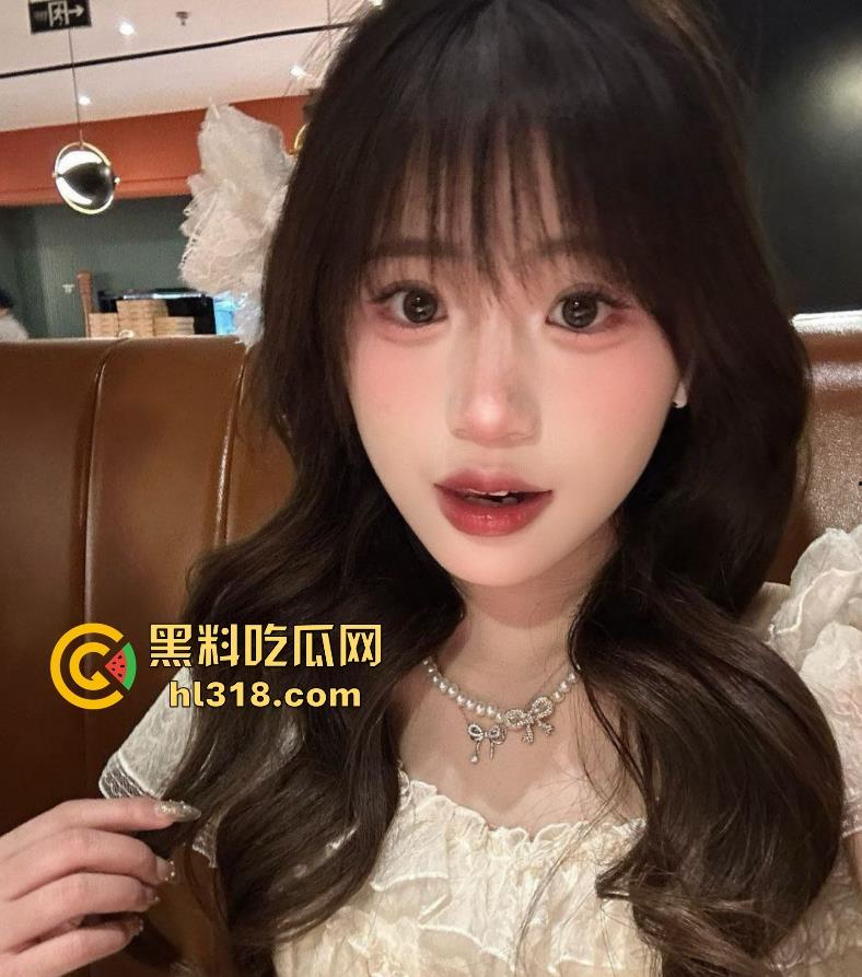 小情侣在公共卫生间内忘我缠绵,激起互舔,毫不知情头顶摄像头正在偷录,拍得比电影还清晰!-2