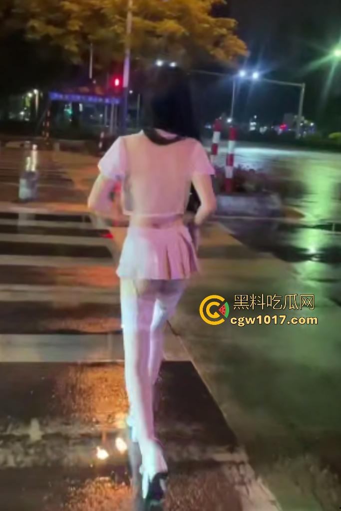 深夜骚逼马路上户外露出！光屁股坐防护栏，用手拍打B，被猥琐男跟踪舔逼后入，我让你骚，欠操的家伙！