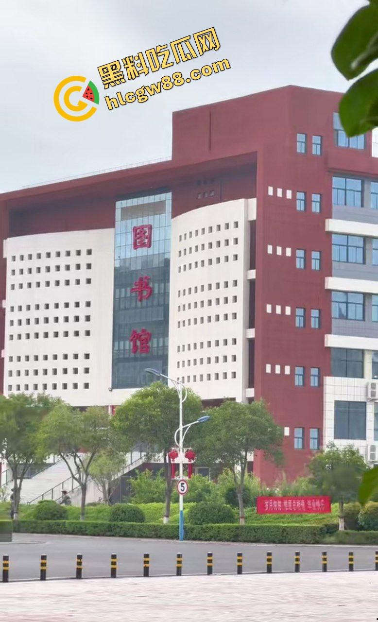 焦作工贸职业学院饥渴小情侣，在图书馆发情发骚，坐椅子女上位骑乘惨遭偷拍挂在墙上曝光！