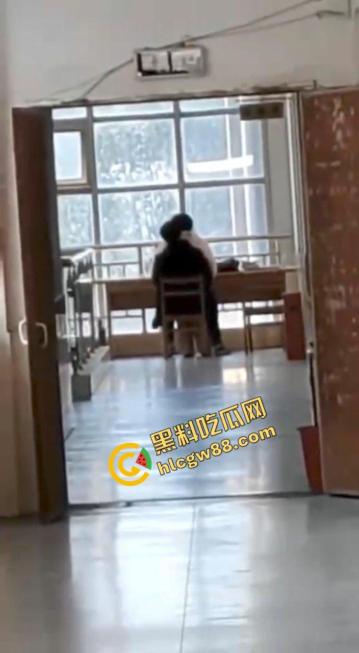 焦作工贸职业学院饥渴小情侣,在图书馆发情发骚,坐椅子女上位骑乘惨遭偷拍挂在墙上曝光!-7