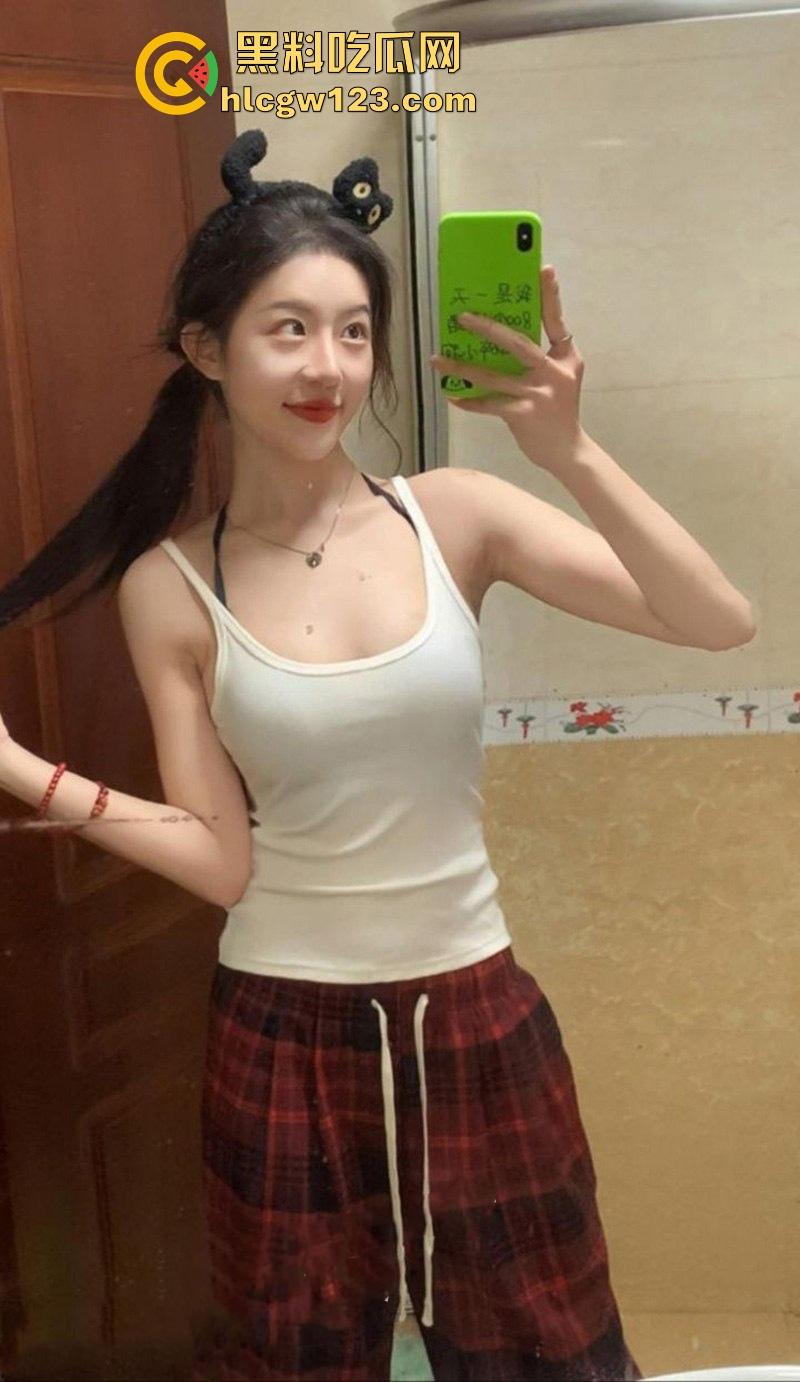 南京师范学院校花【刘微】性爱视频流出 绝美脸庞骚舞辣翻天 近距离掰逼展示对镜站立后入 这谁看了能顶得住啊!-4