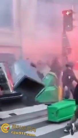 巴黎街头全武行，新总理上任遭数千名抗议者涌上街头，与警察发生冲突，警察满城催泪弹制止暴乱！-2