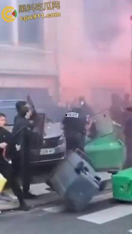巴黎街头全武行，新总理上任遭数千名抗议者涌上街头，与警察发生冲突，警察满城催泪弹制止暴乱！-3