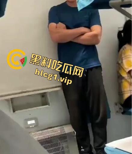 火车硬卧激情调教！女友当众玩弄自慰棒，场面劲爆让人屏息！