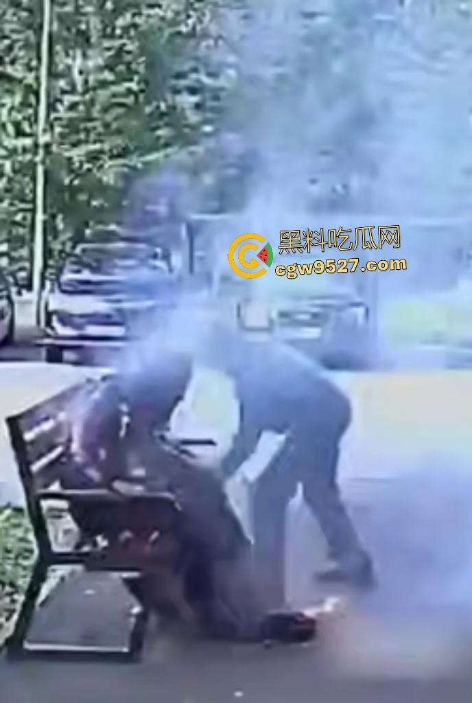 鞑靼斯坦醉汉香烟引火自焚!坐在长椅上烈焰布满全身,路人用毯子扑火救命仍烧伤80%!-7