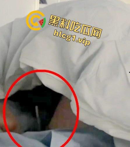 火车硬卧激情调教！女友当众玩弄自慰棒，场面劲爆让人屏息！-6