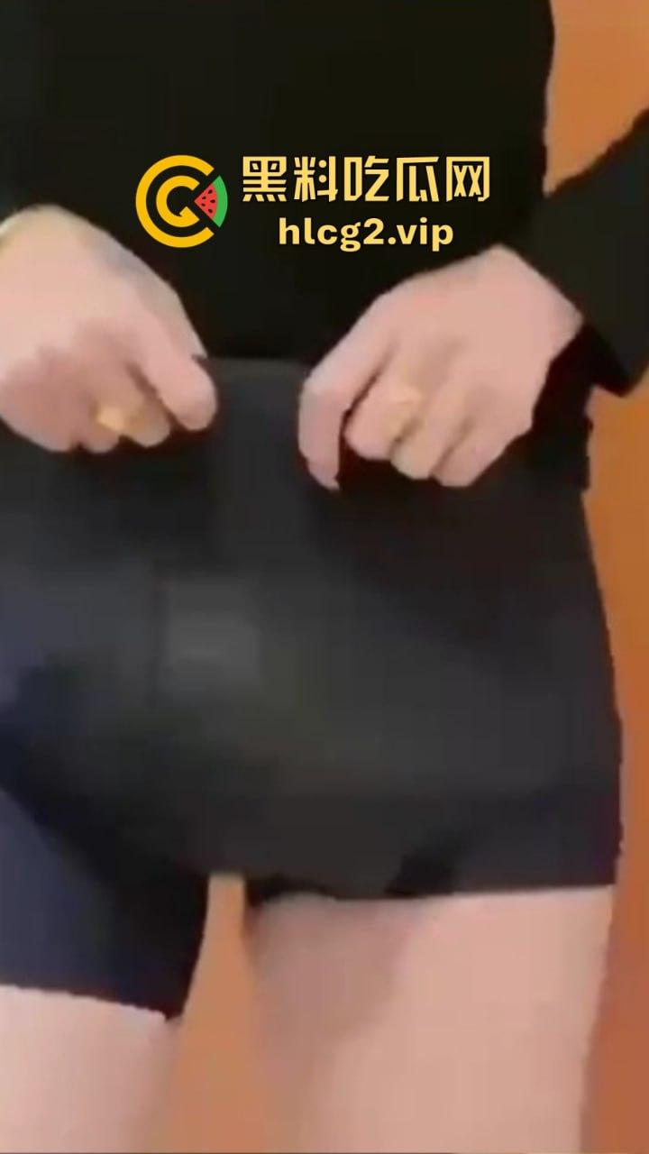 重口慎点!男子硬塞20厘米假体进体内,女子螃蟹夹逼狠整,为了流量太拼了!-2