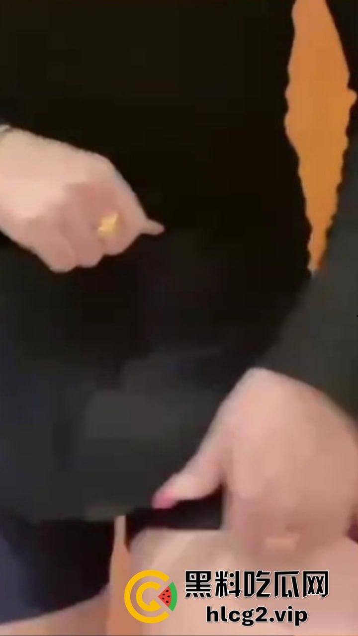 重口慎点!男子硬塞20厘米假体进体内,女子螃蟹夹逼狠整,为了流量太拼了!-5