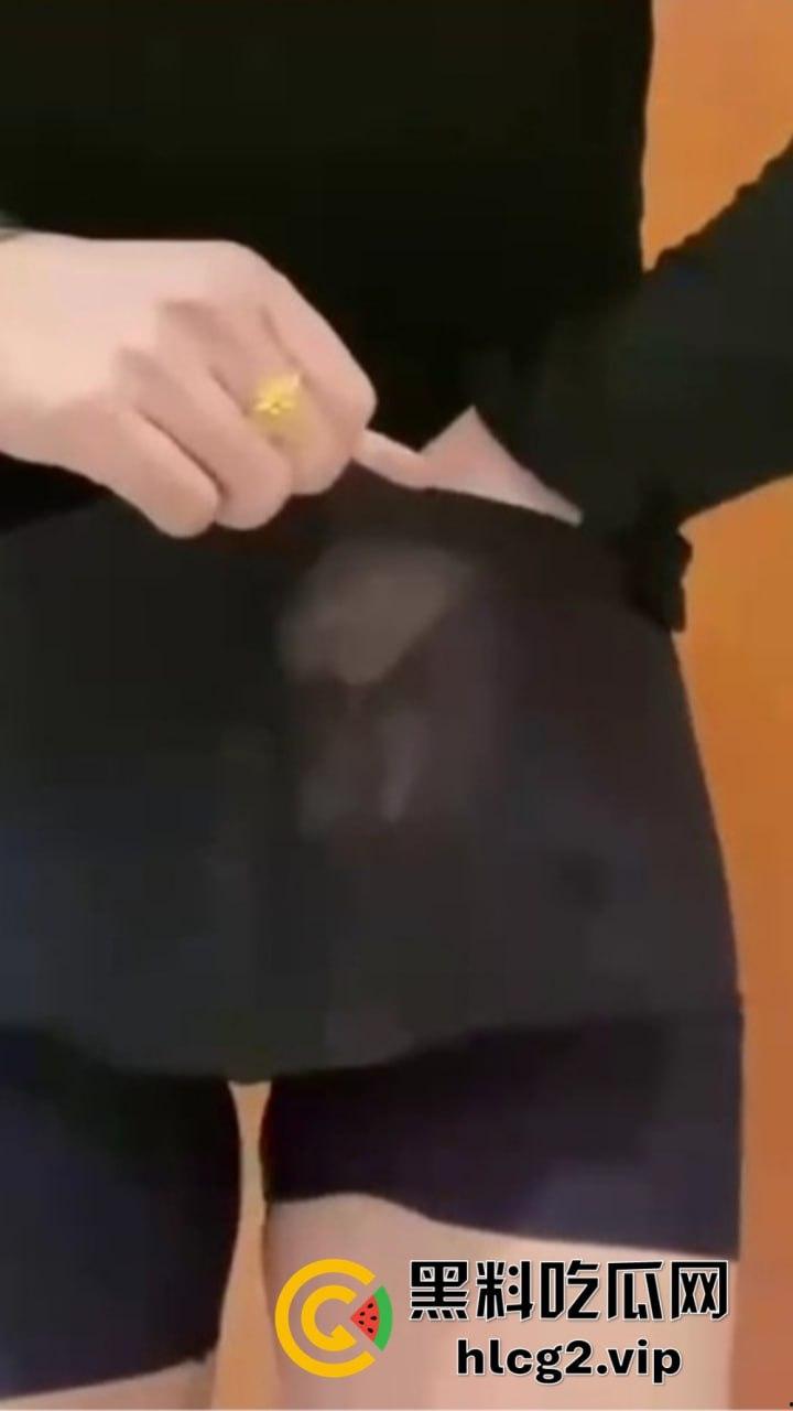 重口慎点!男子硬塞20厘米假体进体内,女子螃蟹夹逼狠整,为了流量太拼了!-6