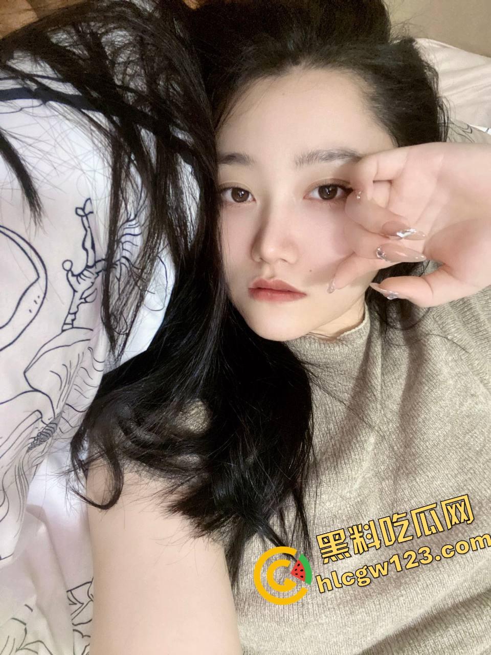 摄影是假 调教是真,上海交大学姐【陈璐】酒店私房写真拍到湿,裤子还没脱完腿就夹紧了!-3