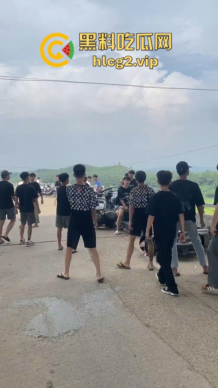 河南精神小伙挥舞青龙偃月刀街头打架,这群人是武术学校出来的?-2