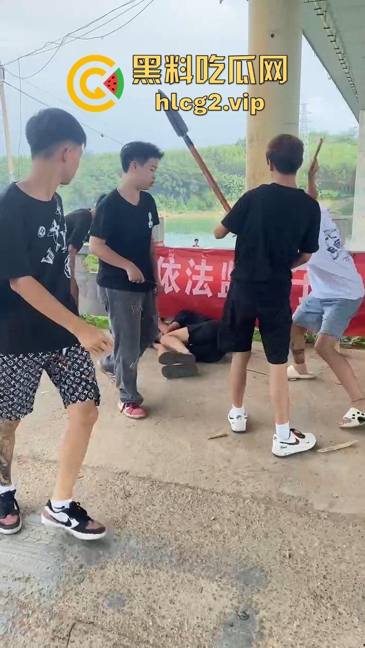 河南精神小伙挥舞青龙偃月刀街头打架,这群人是武术学校出来的?-3