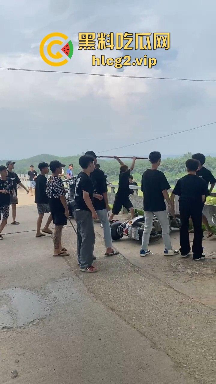 河南精神小伙挥舞青龙偃月刀街头打架,这群人是武术学校出来的?-4