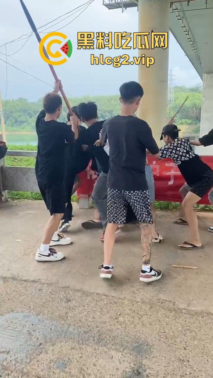 河南精神小伙挥舞青龙偃月刀街头打架,这群人是武术学校出来的?-5