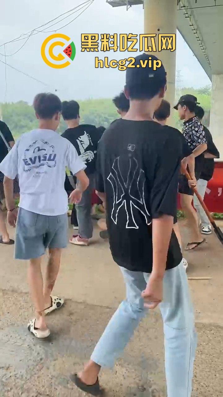 河南精神小伙挥舞青龙偃月刀街头打架,这群人是武术学校出来的?-6