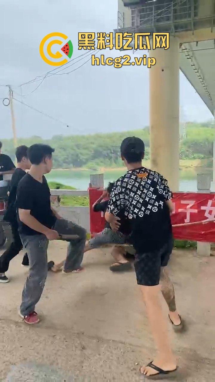 河南精神小伙挥舞青龙偃月刀街头打架,这群人是武术学校出来的?-7