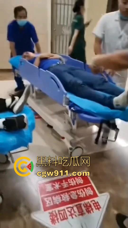 九江2:1击败新余挺进四强！新余球迷输球不甘心怒扔瓶子砸九江球迷，现场差点爆发激烈冲突！