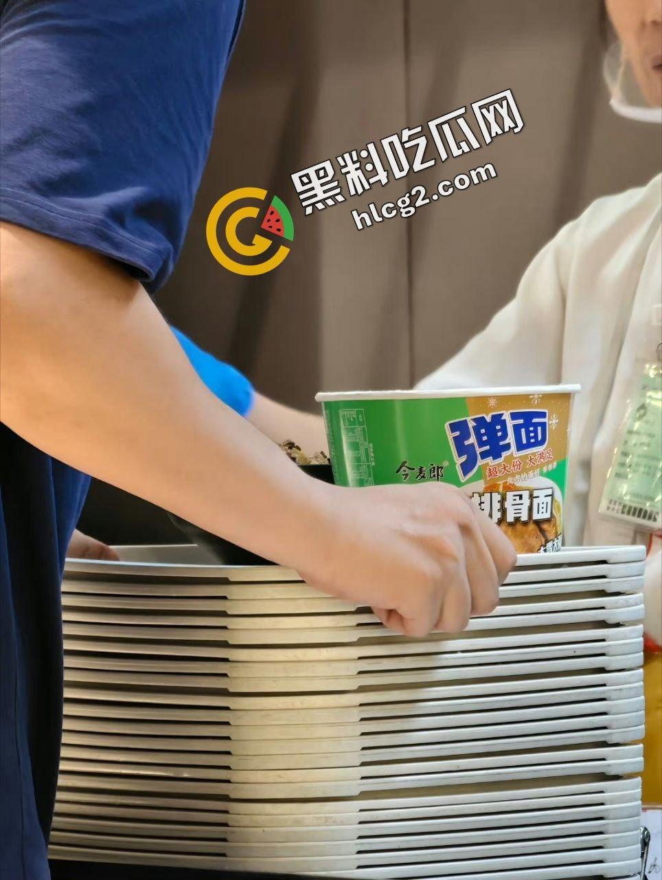 逆天操作!国航休息室 贵宾厅3饿死鬼小伙 连吃带拿 疯狂打包带走食物 震惊众人!-5